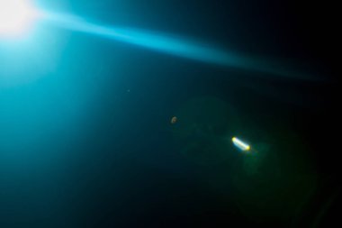 Uzak bir soyut yıldız parıltısı. Soyut güneş patlaması. Mercek parlaması dijital düzeltme tabi olduğu.