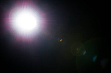 Uzak bir soyut yıldız parıltısı. Soyut güneş patlaması. Mercek parlaması dijital düzeltme tabi olduğu.