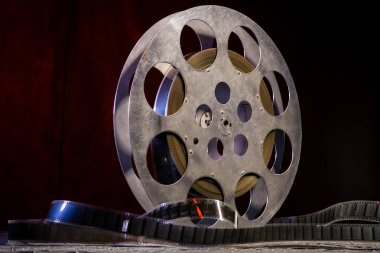 35 mm film reel karanlık bir arka plan üzerinde dramatik aydınlatma ile