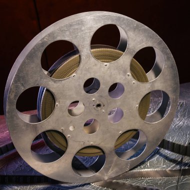 35 mm film reel karanlık bir arka plan üzerinde dramatik aydınlatma ile