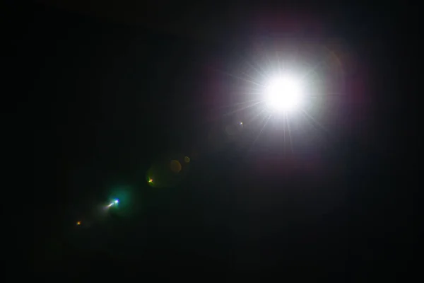 Blitz eines entfernten abstrakten Sterns. abstrakte Sonneneruption. der Linsenschlag unterliegt digitaler Korrektur. — Stockfoto