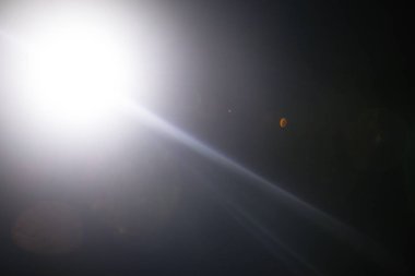 Uzak bir soyut yıldız parıltısı. Soyut güneş patlaması. Mercek parlaması dijital düzeltme tabi olduğu.