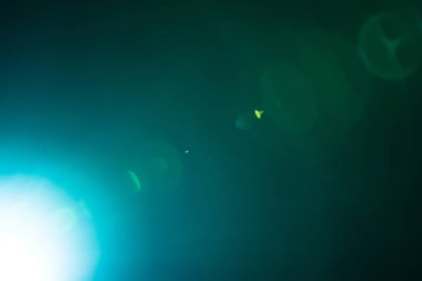 Uzak bir soyut yıldız parıltısı. Soyut güneş patlaması. Mercek parlaması dijital düzeltme tabi olduğu.