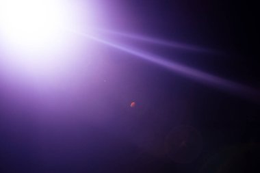 Uzak bir soyut yıldız parıltısı. Soyut güneş patlaması. Mercek parlaması dijital düzeltme tabi olduğu.