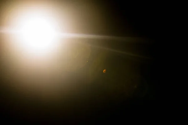 먼 추상 스타의 플래시입니다. 태양 플레어를 추상화 합니다. 렌즈 플레어는 디지털 보정. — 스톡 사진