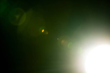 Uzak bir soyut yıldız parıltısı. Soyut güneş patlaması. Mercek parlaması dijital düzeltme tabi olduğu.