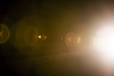 Uzak bir soyut yıldız parıltısı. Soyut güneş patlaması. Mercek parlaması dijital düzeltme tabi olduğu.