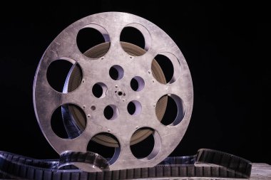35 mm film reel karanlık bir arka plan üzerinde dramatik aydınlatma ile