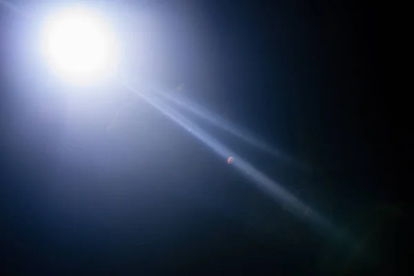 Спалах віддаленої абстрактної зірки. Анотація сонячного сяйва. Сигналізація лінз піддається цифровій корекції . — стокове фото