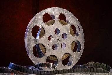 35 mm film reel karanlık bir arka plan üzerinde dramatik aydınlatma ile