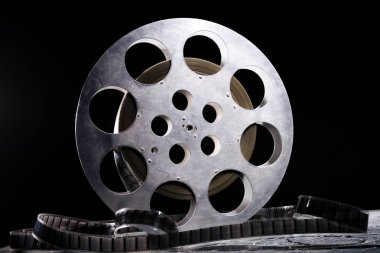 35 mm film reel karanlık bir arka plan üzerinde dramatik aydınlatma ile