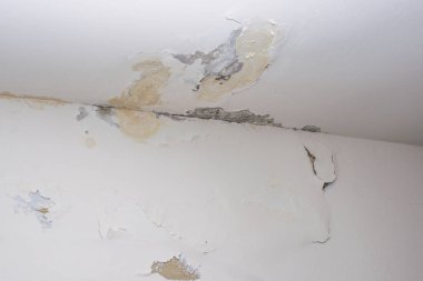 Su boru hatları sızıntısı hasar tavan. Konut problemi konsepti
