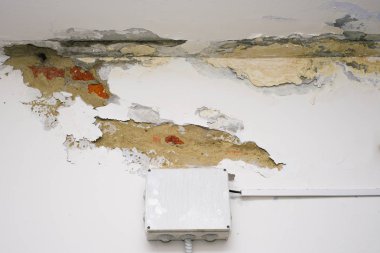 Su boru hatları sızıntısı hasar tavan. Konut problemi konsepti