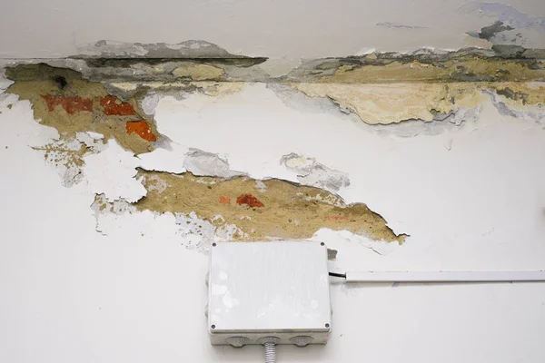 Su boru hatları sızıntısı hasar tavan. Konut problemi konsepti