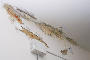 Su boru hatları sızıntısı hasar tavan. Konut problemi konsepti