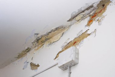 Su boru hatları sızıntısı hasar tavan. Konut problemi konsepti