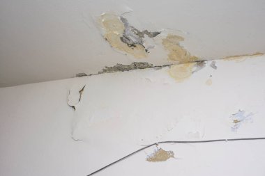 Su boru hatları sızıntısı hasar tavan. Konut problemi konsepti