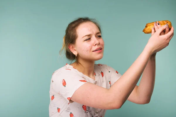 Портрет прыщавой девочки-подростка хочет съесть эклерный торт Лицензионные Стоковые Фото