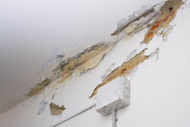 Su boru hatları sızıntısı hasar tavan. Konut problemi konsepti