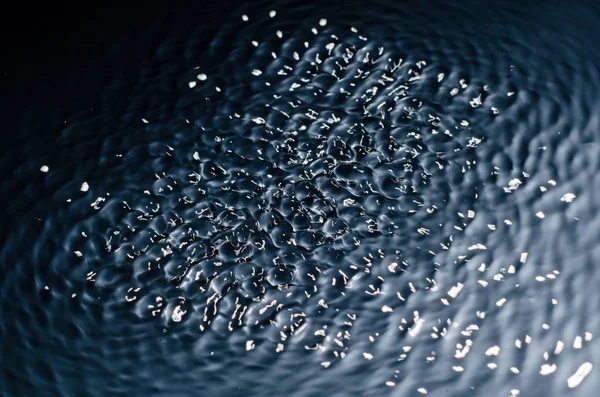 Die Textur des Wassers unter dem Einfluss von Vibrationen in 432 Hertz — Stockfoto