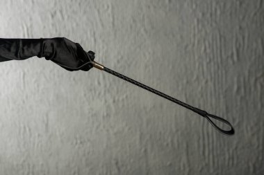 Saten eldivenli bir kadının elinde yığınla var. Bdsm kıyafeti