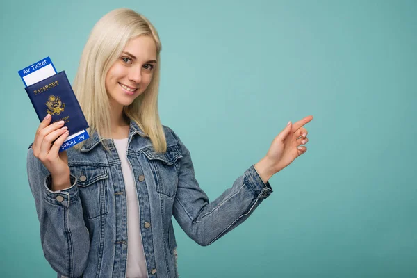 Portret wesoły cute American Girl podróżnik pokazując paszport z biletami i wskazując na kopiowanie SPASE — Zdjęcie stockowe
