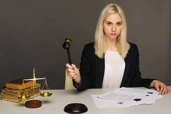 Gerechtigkeitswaage, Gerechtigkeitshammer und Prozessdokument, Rechtsanwältin arbeitet Rechtsrecht mit Laptop im Anwaltsbüro. — Stockfoto