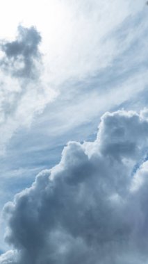 Güneşli mavi gökyüzüne karşı inanılmaz güzel bulutlar.