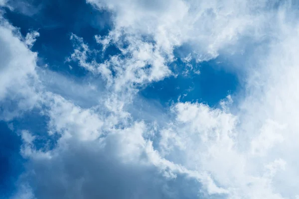 晴れた青空に対する信じられないほど美しい雲. — ストック写真