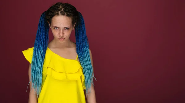 Retrato de uma menina infeliz com sardas e cabelo trançado azul — Fotografia de Stock