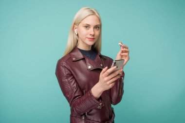Tula, Rusya - 1 Mayıs 2019: Apple Airpods kablosuz müzik dinleyen mutlu kadın .