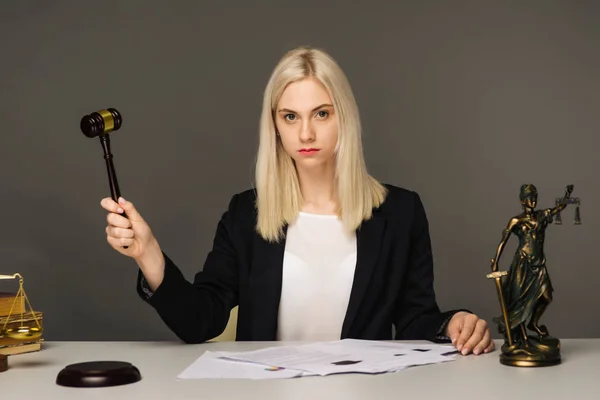 Rechtsanwältin am Tisch im Büro — Stockfoto