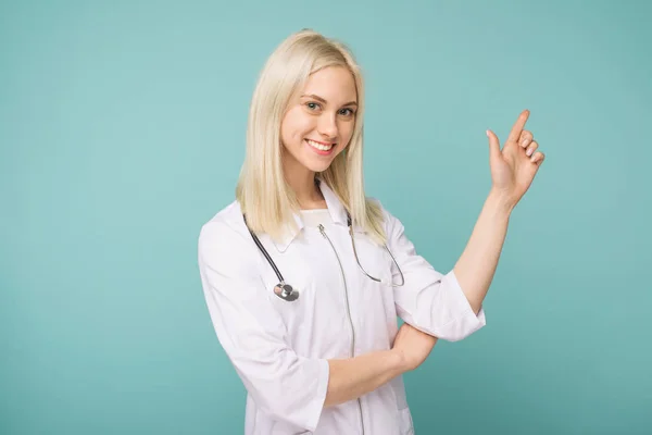 Portrait of an attractive young female doctor in white coat. — Stock Photo, Image