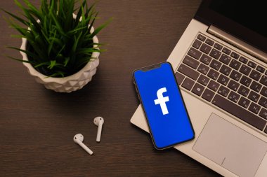 Tula, Rusya - 24 Mayıs 2019: Ekranda Facebook logosu olan Apple iphone X.