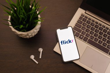 Tula, Rusya - 24 Mayıs 2019: Ekranda Flickr logolu Apple iphone X.