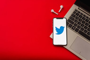 Tula, Rusya - 24 Mayıs 2019: Ekranda Twitter logolu Apple iphone X.