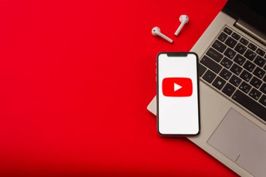 Tula, Rusya - 24 Mayıs 2019: Ekranda Youtube logolu Apple iphone X.