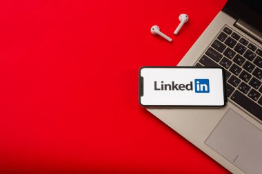 Tula, Rusya - 24 Mayıs 2019: Linkedin uygulamasıyla apple iphone X ekranda.