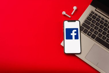 Tula, Rusya - 24 Mayıs 2019: Ekranda Facebook logosu olan Apple iphone X.