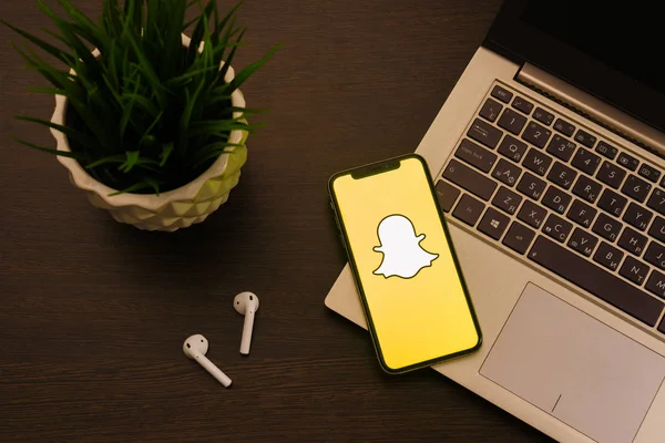 Tula, Rusia - Mayo 24,2019: Apple iPhone X con el logotipo de Snapchat en la pantalla . — Foto de Stock