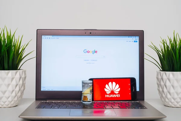 Tula, Rusya - 28 Mayıs 2019: Açık arama google ile dizüstü bilgisayar hangi logosu Huawei ile — Stok fotoğraf