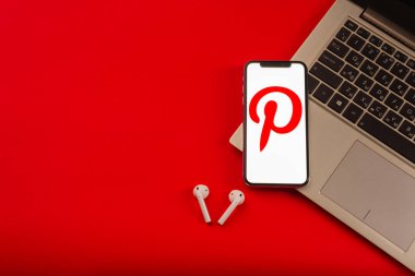 Tula, Rusya - 24 Mayıs 2019: Ekranda Pinterest uygulaması olan Apple iphone X. Pinterest, insanların ilginç şeyleri sabitlemelerine olanak tanıyan çevrimiçi bir pinboard.