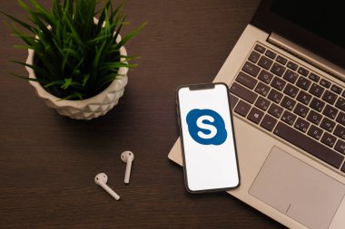 Tula, Rusya - 24 Mayıs 2019: Ekranda skype logolu Apple iphone X.