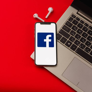 Tula, Rusya - 24 Mayıs 2019: Ekranda Facebook logosu olan Apple iphone X.