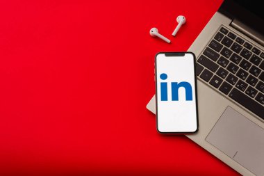 Tula, Rusya - 24 Mayıs 2019: Linkedin uygulamasıyla apple iphone X ekranda.