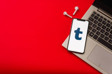 Tula, Rusya - 24 Mayıs 2019: Ekranda Tumblr logolu Apple iphone X.