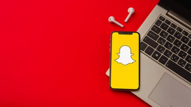 Tula, Rusya - 24 Mayıs 2019: Ekranda Snapchat logolu Apple iphone X.