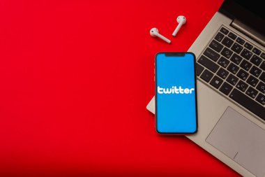 Tula, Rusya - 24 Mayıs 2019: Ekranda Twitter logolu Apple iphone X.