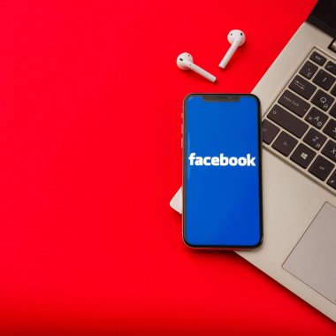 Tula, Rusya - 24 Mayıs 2019: Ekranda Facebook logosu olan Apple iphone X.