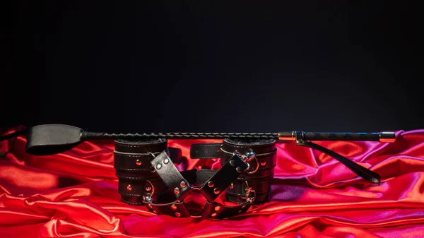 Yetişkin Seks Oyunları. Sapıkça yaşam tarzı. Kırmızı keten üzerinde Spank ve esaret.